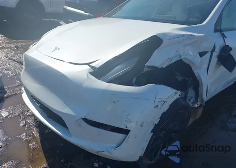 2024 Tesla Model Y Long Range Single Motor Rear-Wheel Drive/Rwd z USA, uszkodzony, nr VIN 7SAYGDED3RF093468